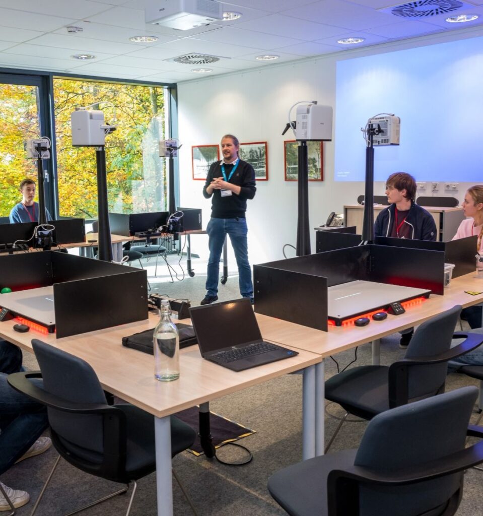 Jugendliche beim Workshop zu Quantenexperimenten mit mobilen Demonstratoren